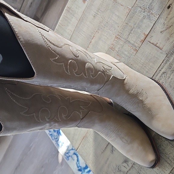 Bone Color Light Cream Colored Western Women's Boots NWT - Picture 10 of 16